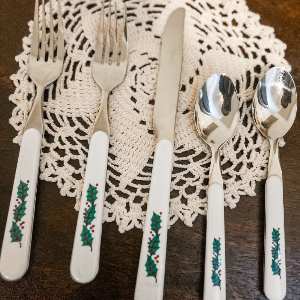 White and Silver Cutlery Set with Holly Design